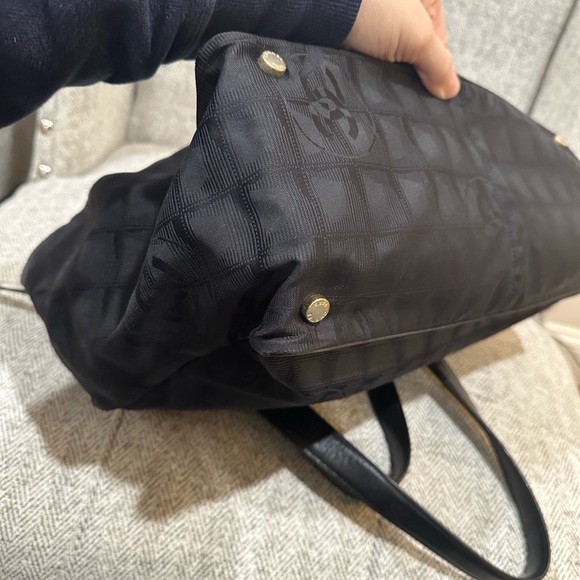 CHANEL Elegant Black Tote Bag - Picture 15 of 15